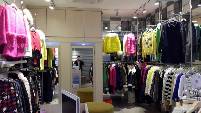 <em>时尚</em>简约黑白风潮流<em>女装店</em>装修 60平方 - 店铺