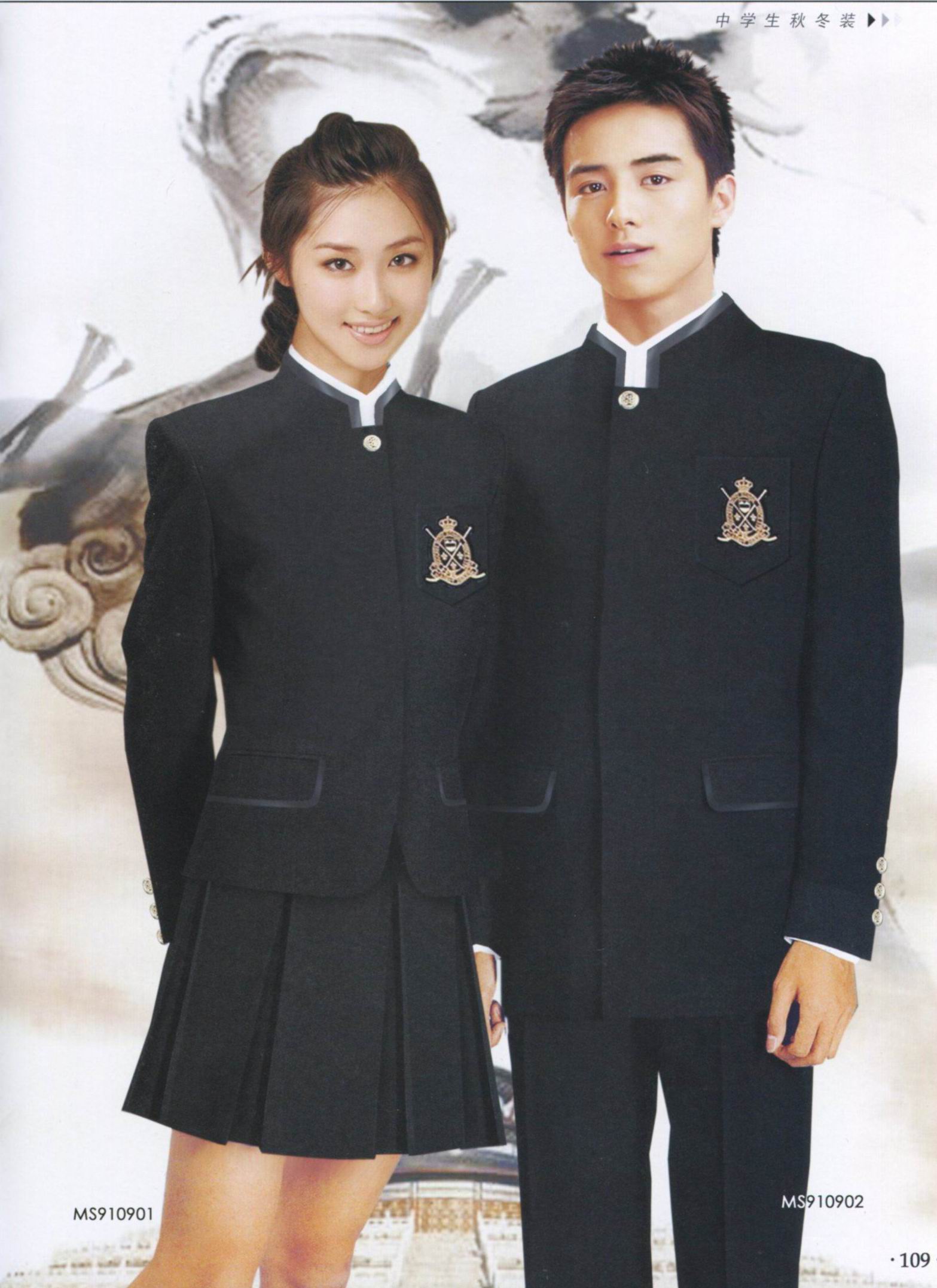 校服设计明细: 1.  对象:中小学生 2.