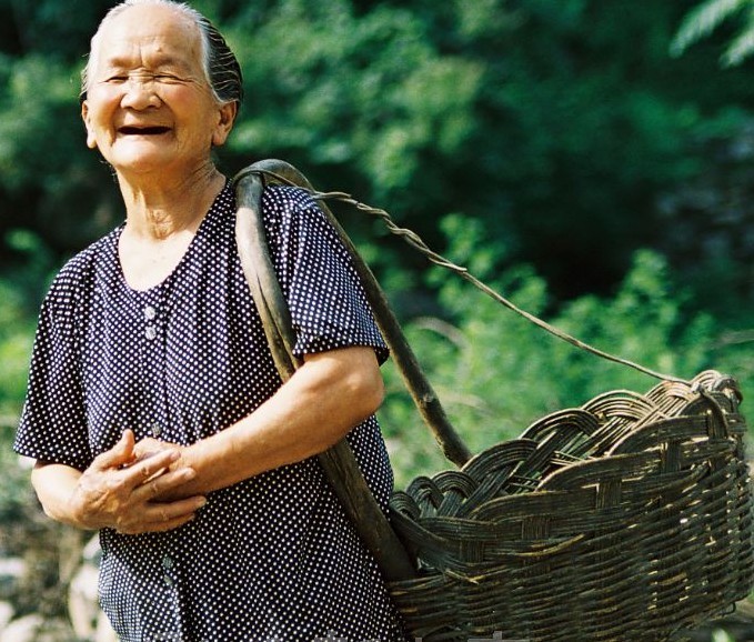 老奶奶漫画形象logo设计