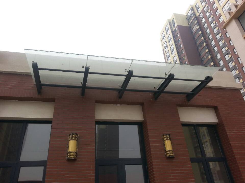 根据已有参考图片设计一个防雨阳台效果图