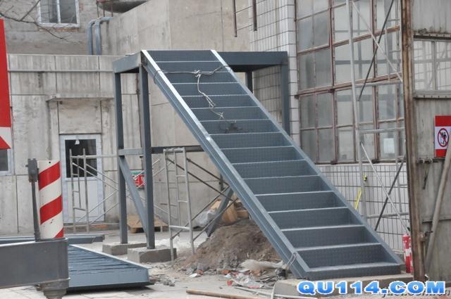 槽钢和5mm花纹钢板焊一个楼梯直上二楼,楼梯内边靠墙体距离1m,踏步300